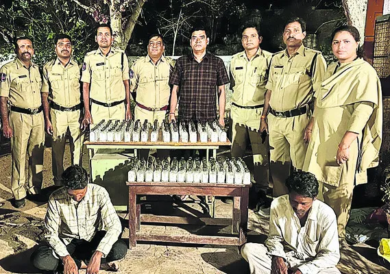 దేశీదారు విక్రయిస్తున్న ఇద్దరు..