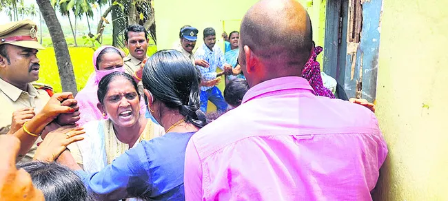 ఇళ్ల కూల్చివేతపై భగ్గుమన్న పేదలు 