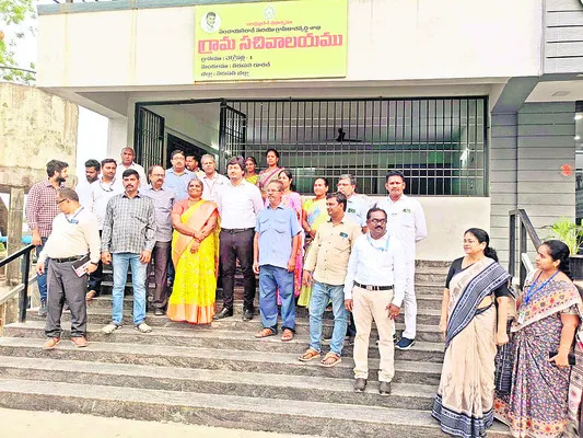 ఆదర్శ పంచాయతీని సందర్శించిన పంచాయతీరాజ్‌ కమిషనర్‌ 