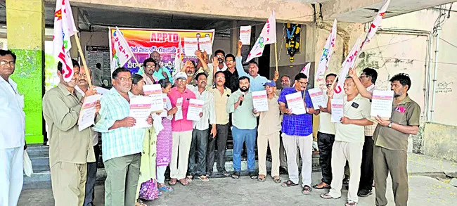 ఆర్టీసీలో నిలిచిపోయిన ప్రమోషన్లు వెంటనే ఇవ్వాలి 