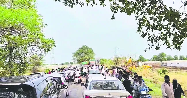 జాతీయ రహదారిపై కూలిన చెట్టు 