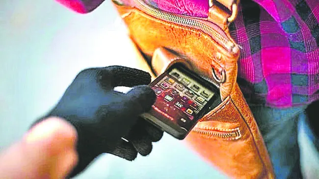 ఫోన్ చోరీ... ఖాతా ఖాళీ!