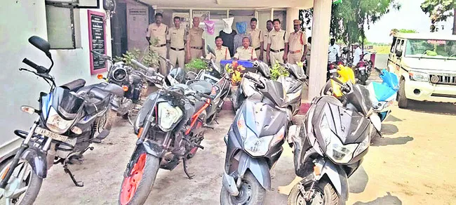 రూ.10 లక్షల విలువైన బైక్‌ల స్వాధీనం 