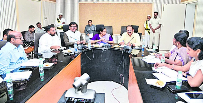 అధికారులు సమన్వయంతో పనిచేయాలి 