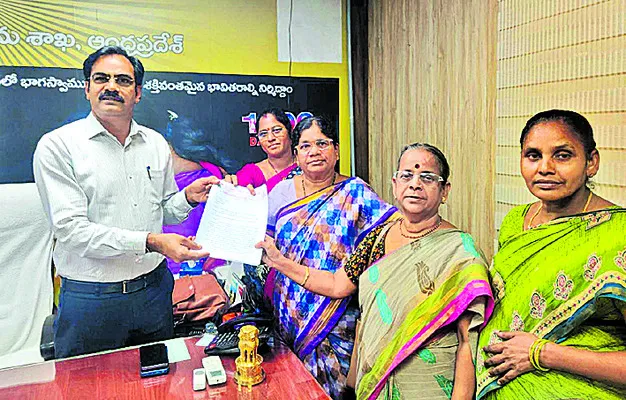 అంగన్వాడీ కేంద్రాలకు సెలవులు ఇవ్వాలి