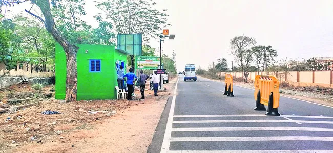 మూడుచోట్ల ఫారెస్ట్‌ టోల్‌గేట్లు