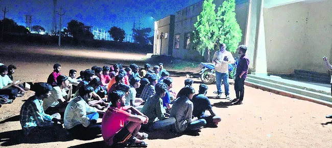 మెనూ పాటించడం లేదని హాస్టల్‌ విద్యార్థుల నిరసన 