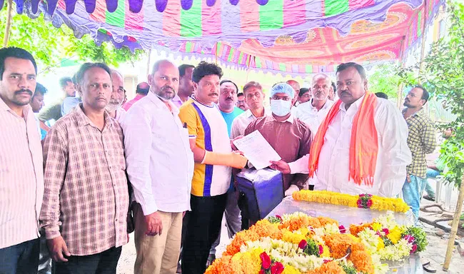 ద్విచక్ర వాహనం  ఢీకొని వ్యక్తి దుర్మరణం
