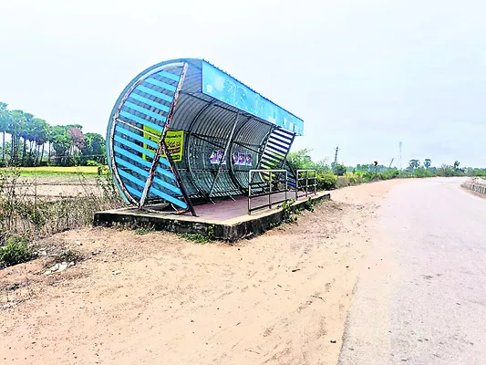 బస్టాండ్ ఉన్నా.. కుర్చీలు నిల్