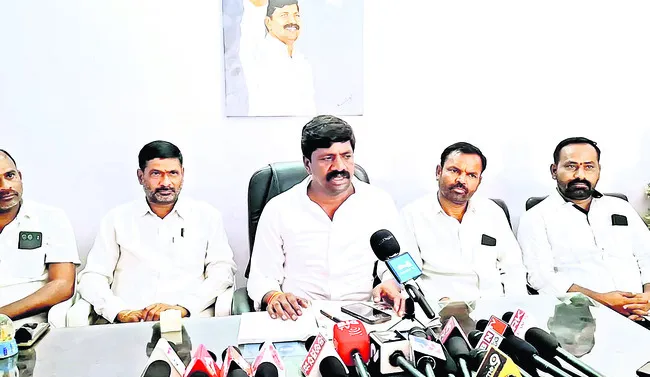 కృష్ణా జలాల్లో రాష్ట్ర వాటా తేలేని అసమర్థులు వారే..