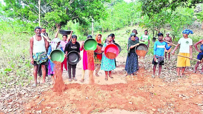 శ్రమదానంతో రోడ్డు నిర్మాణం 