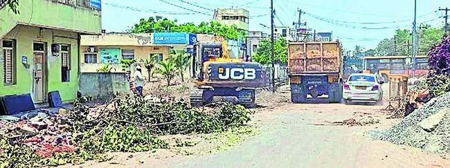 చట్టబద్ధంగా రోడ్డు విస్తరణ పనులు చేపట్టాలి