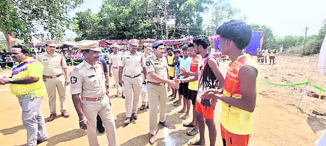 కమ్యూనిటీ పోలీసింగ్‌తో యువత సన్మార్గం