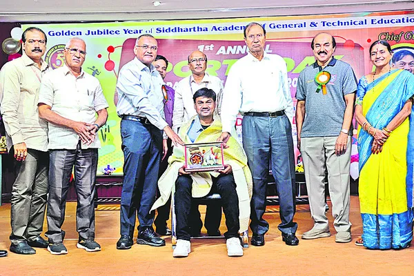 విద్యార్థులు క్రీడల్లో రాణించాలి 