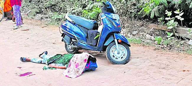 కాలేజీ బస్సు ఢీకొని మహిళ మృతి
