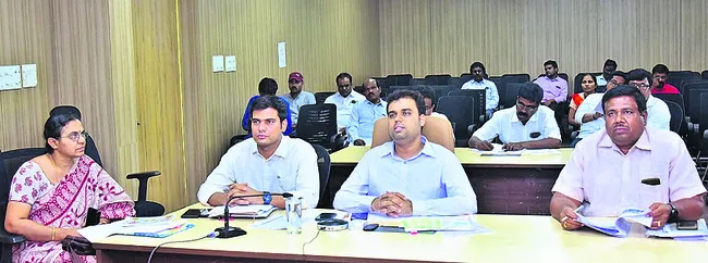 వంద శాతం లక్ష్యాన్ని పూర్తి చేయాలి