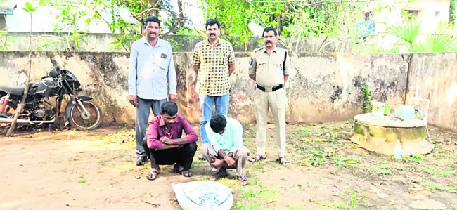 సారా బట్టీలపై దాడి–ఇద్దరి అరెస్టు
