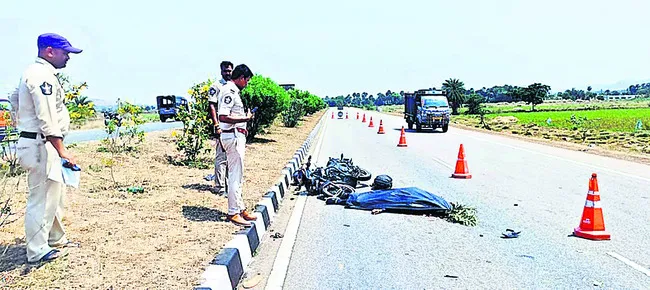 రోడ్డు ప్రమాదంలో యువకుడు దుర్మరణం 