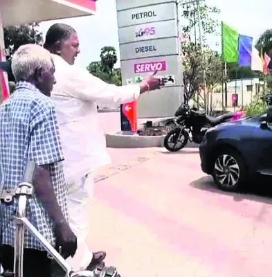 మానవత్వం చాటుకున్న కారుమూరి 
