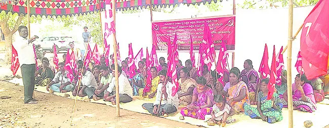 కేసులు ఎత్తేయాలని ధర్నా
