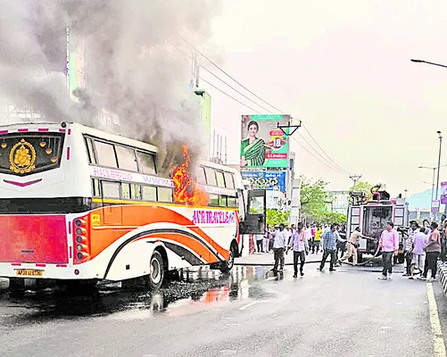 ప్రైవేట్‌ ట్రావెల్స్‌ బస్సు దగ్ధం 