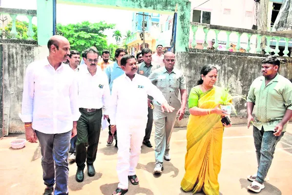 మంత్రి వీరాంజనేయులు విస్తృత పర్యటన 