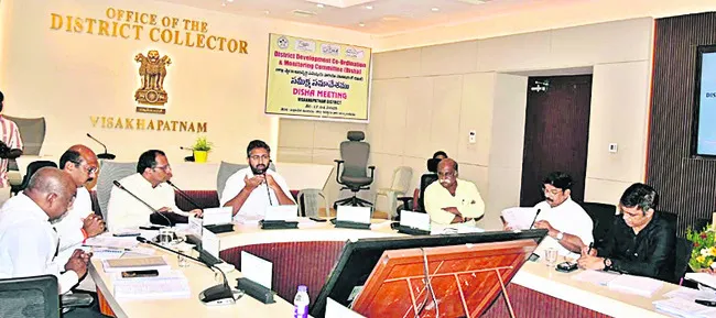 జిల్లా సమగ్రాభివృద్ధికి కృషి 