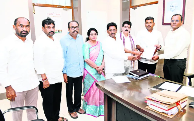 విప్‌ ధిక్కరిస్తే రాజకీయ భవిష్యత్తు ముగిసినట్టే..