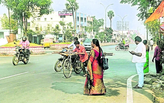 మండుతున్న ఎండలు.. రోడ్లపైనే జనాలు
