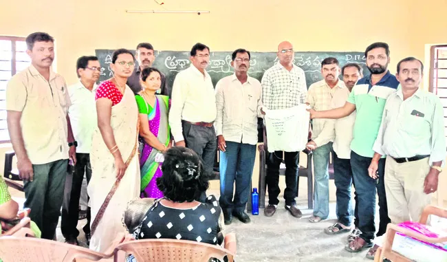 జూన్ 1 వరకు జత యూనిఫాంలు అందించాలి