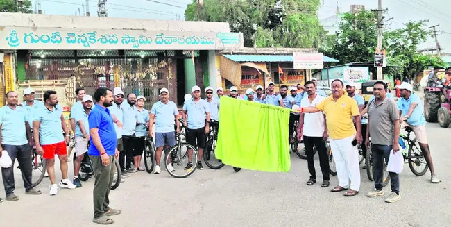 ఫుట్‌బాల్‌ క్రీడాకారుల సైకిల్‌ యాత్ర 