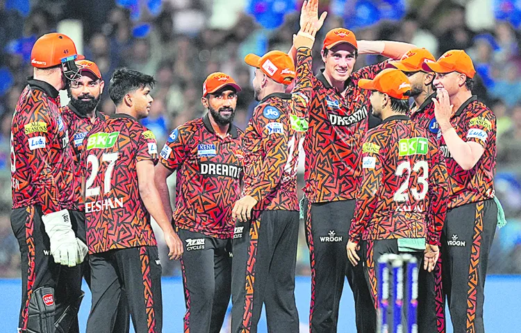 Mumbai beat Sunrisers Hyderabad by 4 wickets