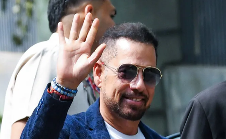Robert Vadra questioned by ED for third straight day