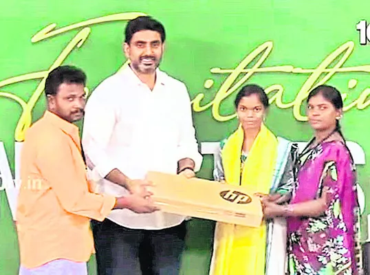 మేసీ్త్ర పనులు చేస్తూ కుమార్తెను చదివిస్తూ.. 
