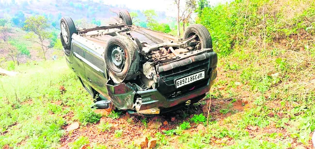 లోయలోకి దూసుకుపోయిన కారు 