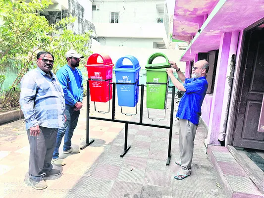 మూడు, రెండేసి బిన్లతో చెత్త డబ్బాలు