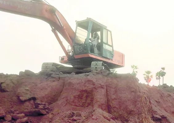 చల్లచింతలపూడిలో గ్రావెల్‌ అక్రమ దందా 