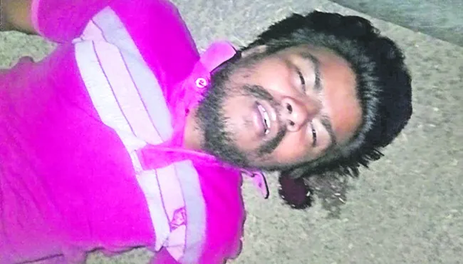 ధాన్యపురాశిని ఢీకొని యువకుడి మృతి