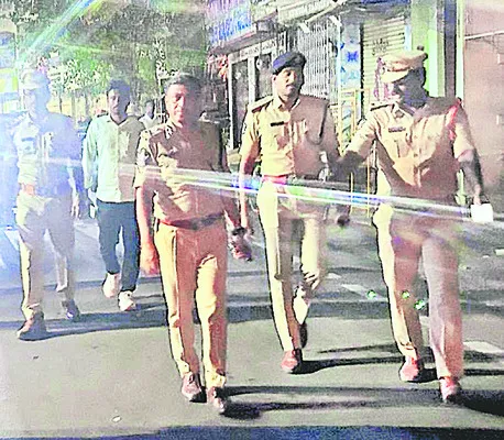 గుంటూరులో అర్ధరాత్రి ఐజీ, ఎస్పీ తనిఖీలు 