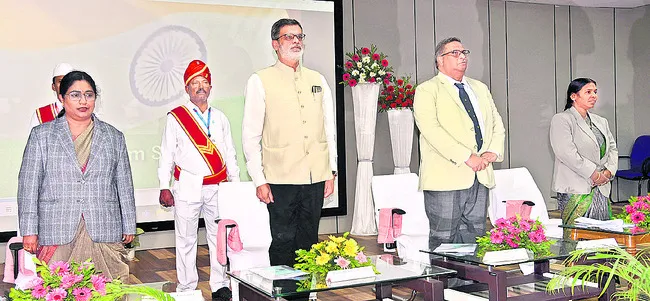 కుటుంబ సమస్యలు కులపెద్దలే పరిష్కరించాలి