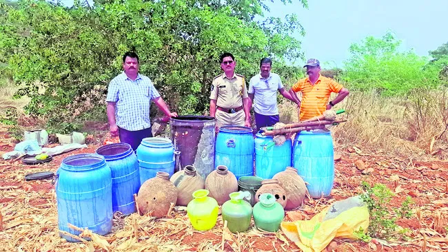 నాటుసారా స్థావరాలపై దాడులు
