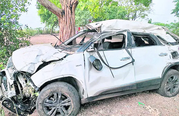 కారు బోల్తా.. ఇద్దరికి  తీవ్ర గాయాలు