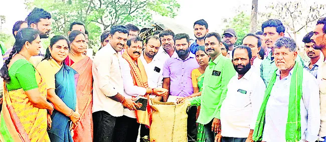 సకాలంలో ధాన్యం కొనుగోళ్లు చేపట్టాలి 