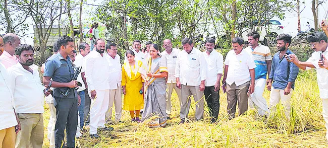 నష్టపోయిన వారిని ఆదుకోండి
