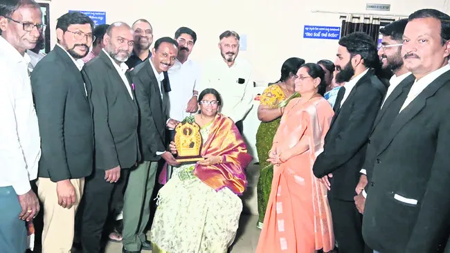 జిల్లా జడ్జి సునీతకు సన్మానం 