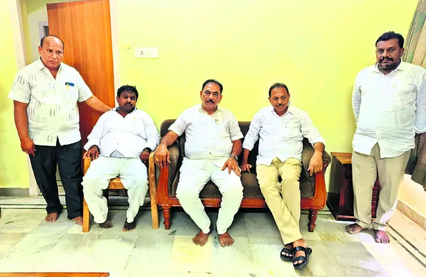 జెడ్పీ చైర్మన్లకు గన్‌మెన్లను తొలగించడం దారుణం 