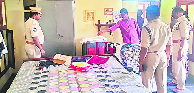 కొమర్నేనివారిపాలెంలో చోరీ 