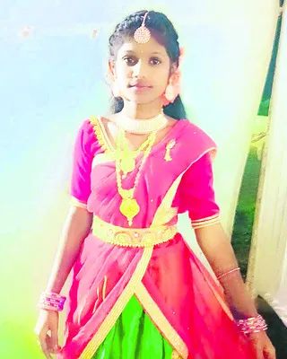 నీటి గుంతలో పడి విద్యార్థిని మృతి 