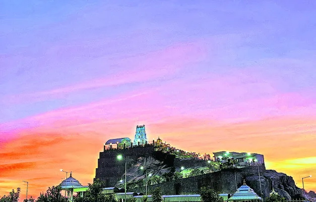 మురిపించే వర్ణం.. వకుళామాత పరవశం! 