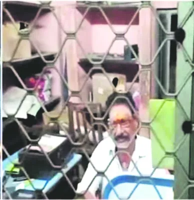 మద్యం తాగి రత్నగిరి ఉద్యోగి సస్పెన్షన్‌ 